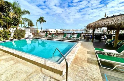 Meadows House | Eleuthera - 2x2 Fully Updated Old Town Waterfront Corner Condo