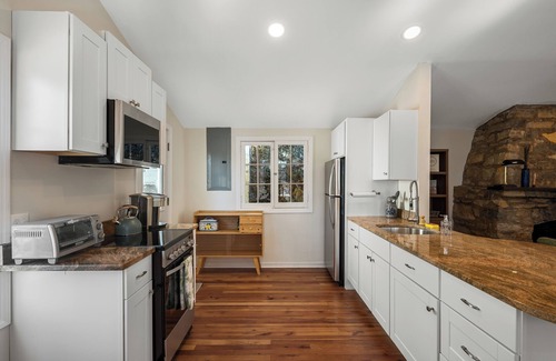 Sharpsburg House | Elevated Potomac River Retreat - King Suite - Riverfront - Large Screened Porch