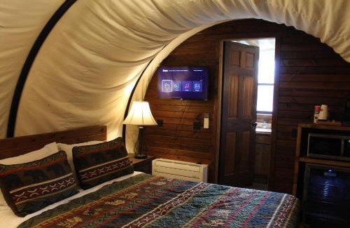 Bridgeport House | Elevated West Wagon Stay - Spacious Cozy and Charming