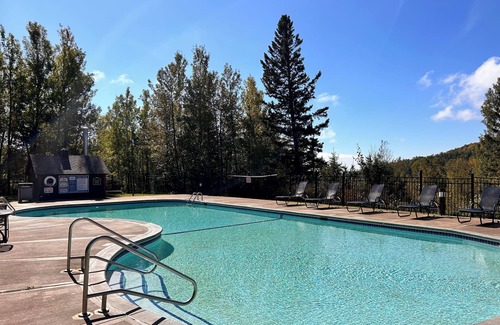 Lutsen Condo | Elite End Unit Mtn/Pool View/Ski-In/Ski-Out