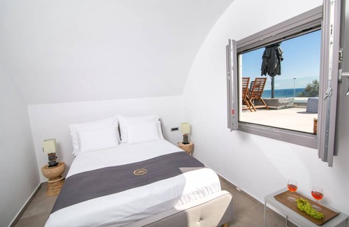 Exomytis Villa | Elite Santorini Villa Aegean Melody Suites 3 Bedroom Outdoor Jacuzzi Vlyxada