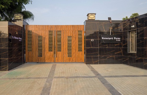 Gurugram Villa | ELIVAAS 5-BHK with Luxe Mudhouses, Tents, Pond & Pvt Pool | Kaimalgarh Farmstay