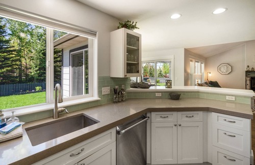 Four Corners House | Elk Grove - Large 5 Bedroom Home on the Way to Big Sky just outside Bozeman.