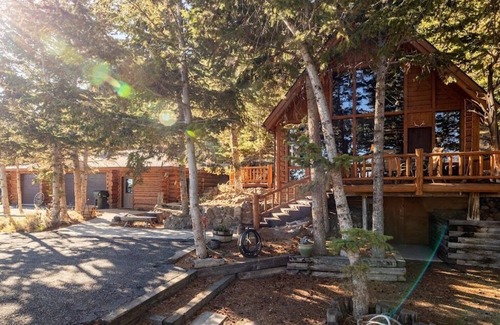 Wapiti House | Elk Road Cabin- Magnificent Mountain Views!