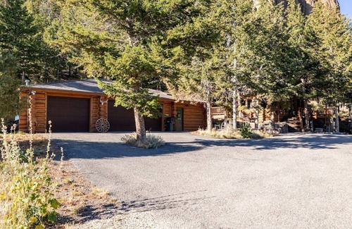 Wapiti House | Elk Road Cabin- Magnificent Mountain Views!