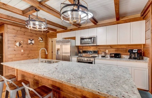 Ellijay Cabin | Elkhorn Lodge - Coosawattee River Resort