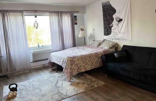 Elkins Park Cabin | Elkins Park studio 1 Queen & 1 sleeper Hotel style kitchen & bathroom+ Amenities