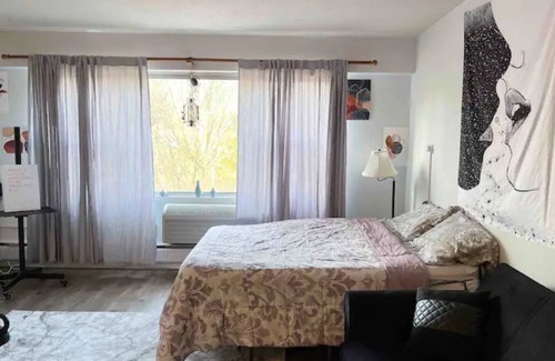 Elkins Park Cabin | Elkins Park studio 1 Queen & 1 sleeper Hotel style kitchen & bathroom+ Amenities