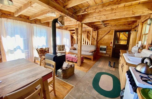 Champion Cabin | Ellens’s Cabin Where comfort meets wilderness, remote yet cozy