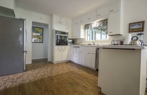 Three Oaks House | Ellie`s Cottage with Cherry Beach
