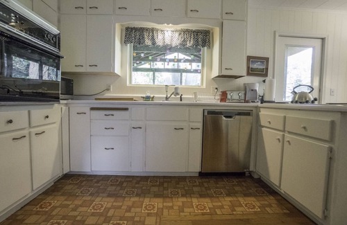 Three Oaks House | Ellie`s Cottage with Cherry Beach