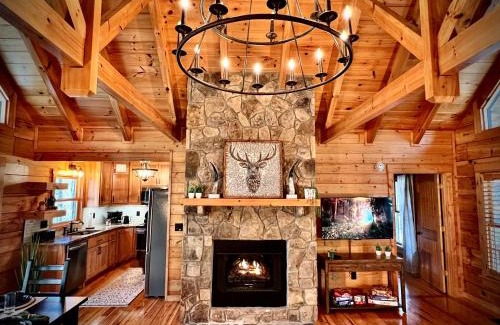 Ellijay House | Ellijay Cabin - Cozy Fall Hideaway & Hot Tub
