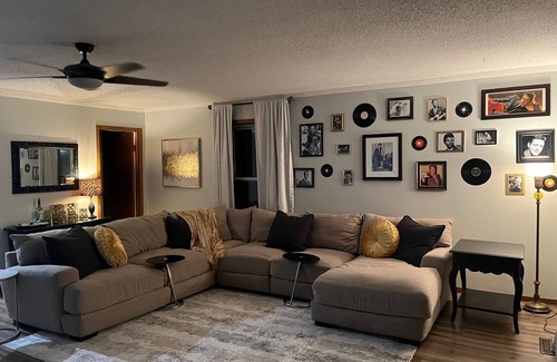 Clear Lake Apartment | Elly's Downtown Lakeview Loft