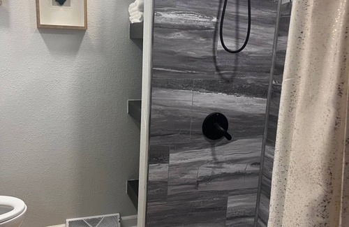 Clear Lake Apartment | Elly's Downtown Lakeview Loft