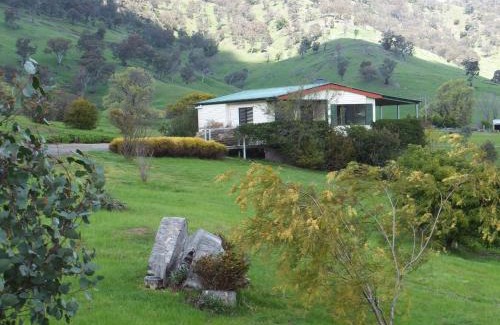 Little River House | Elm Cottage Tumut