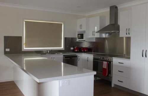 Little River House | Elm Cottage Tumut