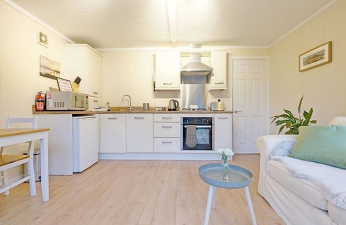 Chichester Cottage | Elm Lodge - a lodge/cabin that sleeps 3 guests in 1 bedroom