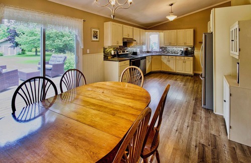Bluewater Cottage | Elm Lodge- Plan Your Next Family Vacation Here!