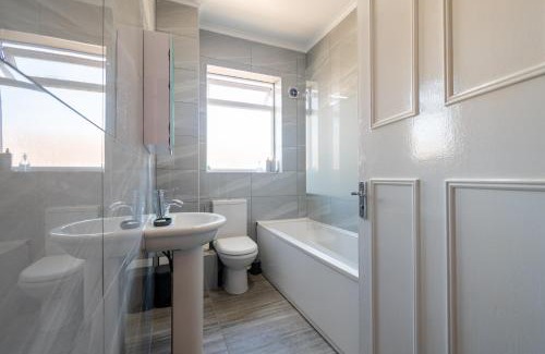 Woking Apartment | Elmcroft Apartment - 10 Mins Walk to Woking Town Centre