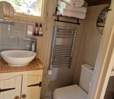 Claverham Apartment | Elmdale Hut - Shepherds Hut