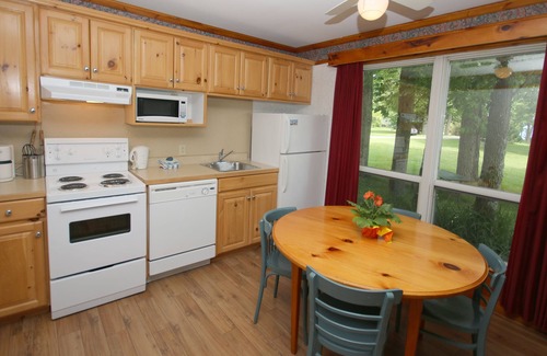 Otonabee-South Monaghan Cottage | Elmhirst's Resort - On a lake
