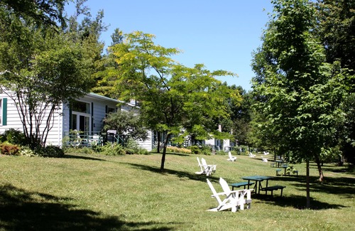 Otonabee-South Monaghan Cottage | Elmhirst's Resort - On a lake