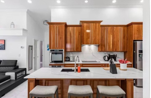 Pinellas Park House | Elmhurst Getaway Home w/screened POOL