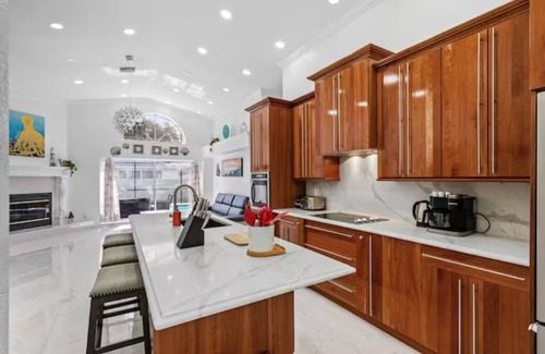 Pinellas Park House | Elmhurst Getaway Home w/screened POOL