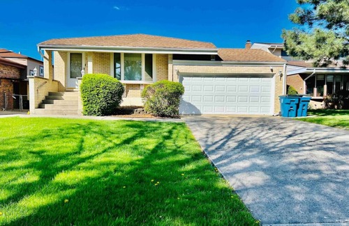 Elmhurst House | "Elmhurst Oasis: Extended O'Hare Stay"