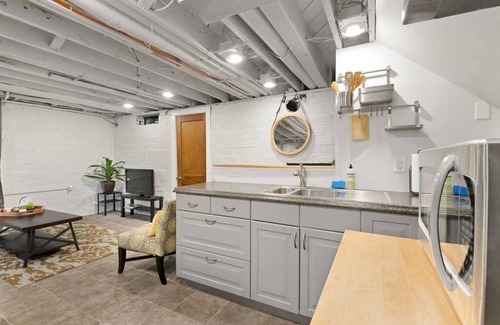 Peoria House | Elmwood · R&R Retreat Bradley - We've got Space/Large Groups