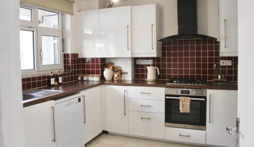 Shadwell Apartment | Elysian Nights- Luxe 3 Bedroom Palm Garden Retreat in Central London