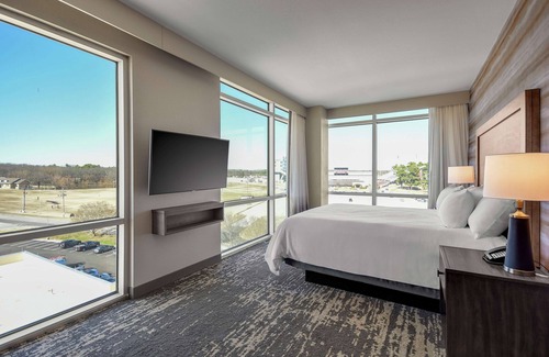 Jonesboro Hotel | Embassy Suites by Hilton Jonesboro Red Wolf Convention Center