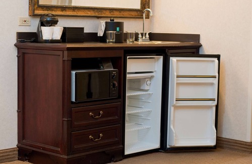 Gateway Hotel | Embassy Suites by Hilton Austin Arboretum
