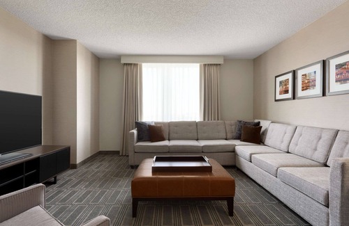 Lombard Hotel | Embassy Suites by Hilton Chicago Lombard Oak Brook