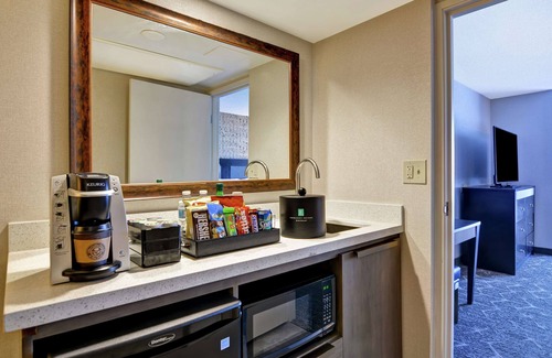 South Loop Hotel | Embassy Suites by Hilton Minneapolis Airport