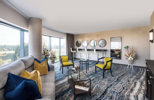 South Loop Hotel | Embassy Suites by Hilton Minneapolis Airport