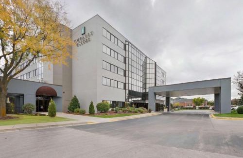 Brookfield Hotel | Embassy Suites by Hilton Milwaukee Brookfield