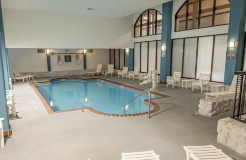 Schaumburg Hotel | Embassy Suites by Hilton Chicago Schaumburg Woodfield