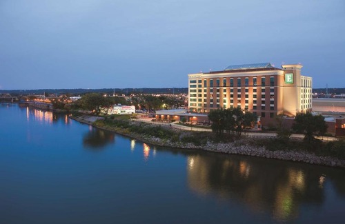 Peoria Hotel | Embassy Suites East Peoria Hotel and Riverfront Conference Center