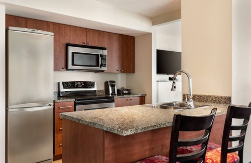 International District Hotel | Embassy Suites Montréal by Hilton