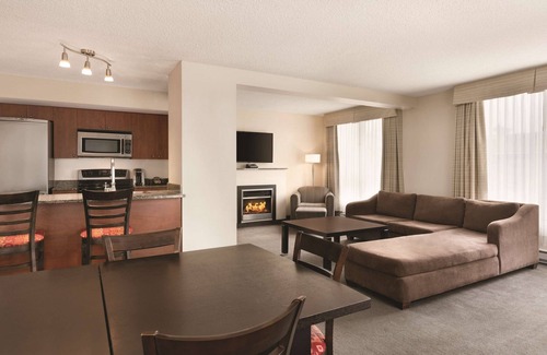 International District Hotel | Embassy Suites Montréal by Hilton