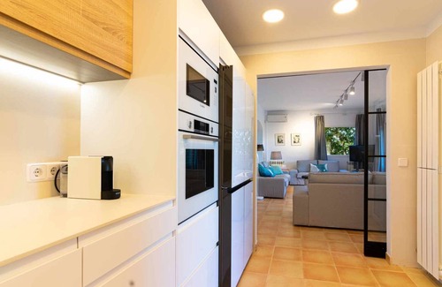 Urbanizacion S'Estanyol House | Embat, house with pool on the seafront