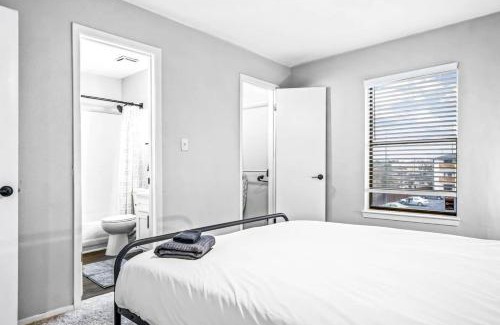 Brentwood Apartment | Embrace Austins Vibrant Heart Elegant 1BR Haven