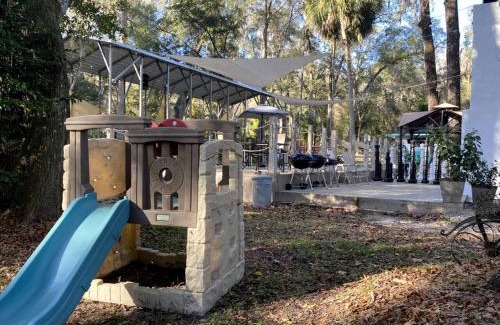 Dunnellon House | Embrace Nature in this Cottage Nestled Amidst Trees in Dunnellon, Florida