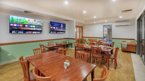 Emerald Hotel | Emerald Gardens Motel & Apartments