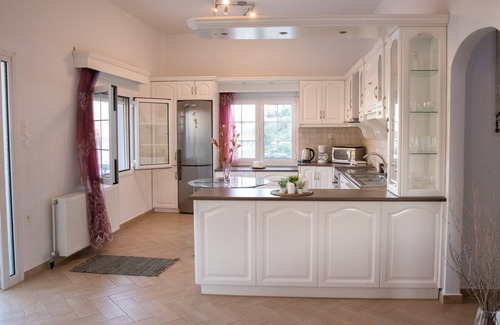 Panteli Apartment | Emerald Heaven, Spacious house near the beach with a magnificent view.