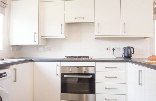 Knottingley House | Emerald House -3 bed - Free Parking