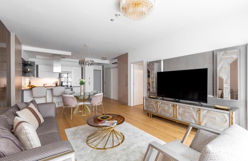 Inner City Budapest Apartment | Emerald Luxury Downtown Apartment with Free Sauna & Gym