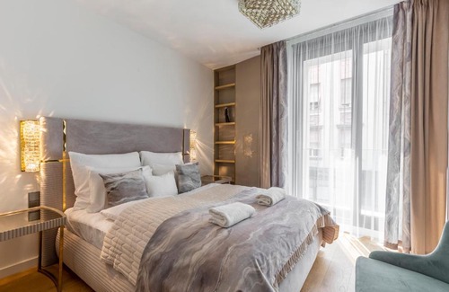 Inner City Budapest Apartment | Emerald Luxury Downtown Apartment with Free Sauna & Gym