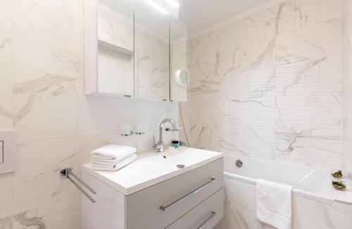 Inner City Budapest Apartment | Emerald Luxury Downtown Apartment with Free Sauna & Gym